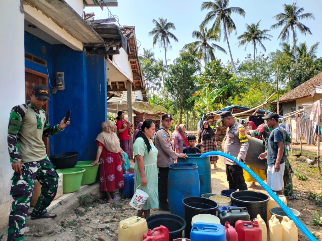 Polsek Cimanggu Bersama Koramil Salurkan Air Bersih Kepada Masyarakat 9 WhatsApp Image 2023 08 26 at 11.25.25
