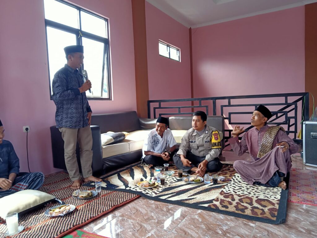 Bhabinkamtibmas Polsek Cikedal Hadiri Pengajian Rutin di Desa Binaan 10 WhatsApp Image 2023 08 26 at 13.21.21