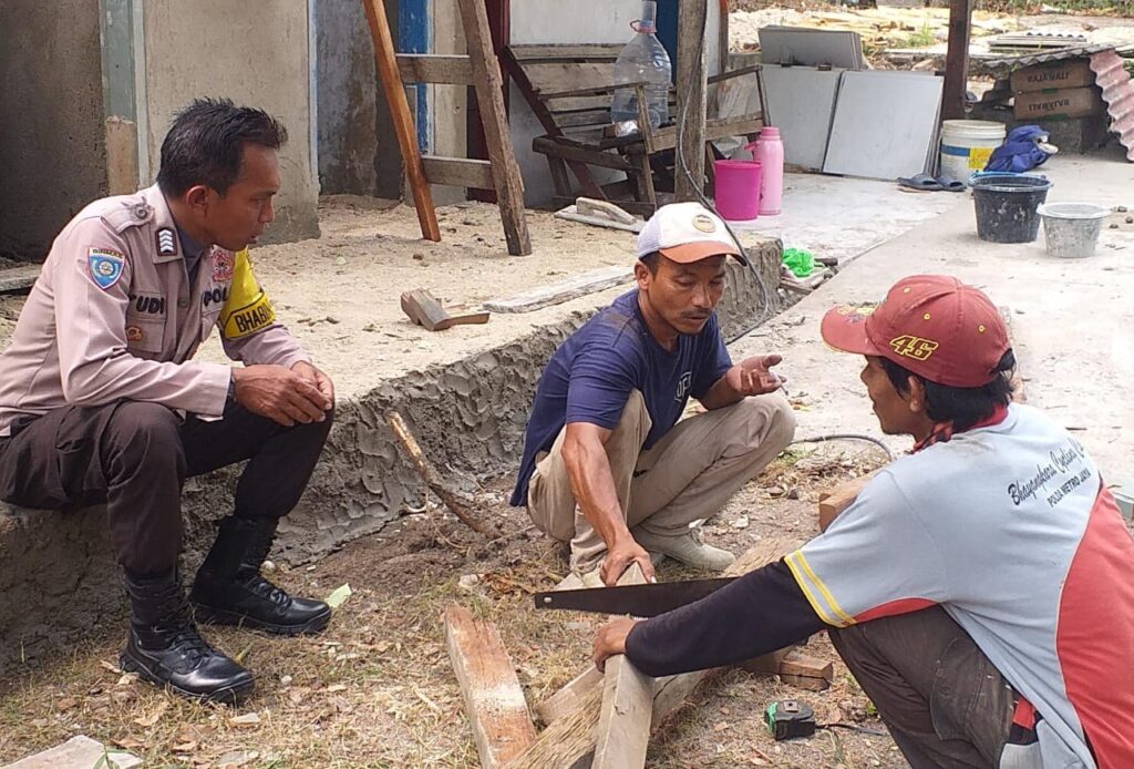 Sambang ke Pekerja Bangunan, Bhabinkamtibmas Polsek Carita Sampaikan Himbauan Kamtibmas 6 WhatsApp Image 2023 08 26 at 21.25.35