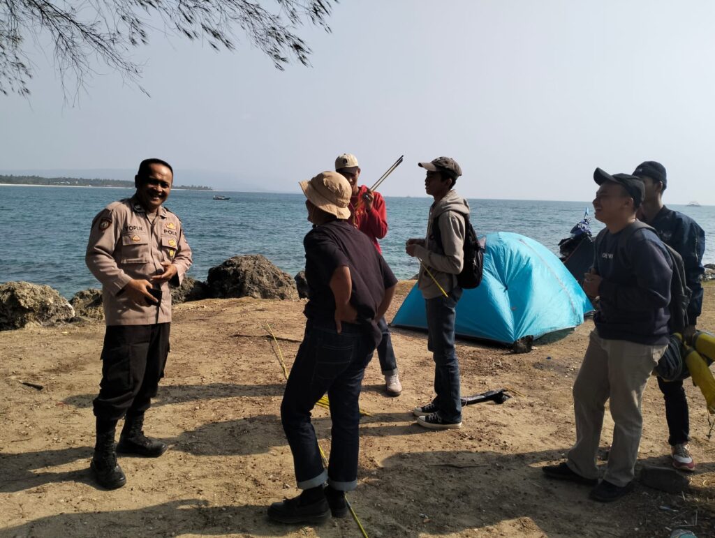 Bhabinkamtibmas Polsek Cigeulis Sambangi Kemah Wisatawan 1 WhatsApp Image 2023 08 27 at 09.53.35