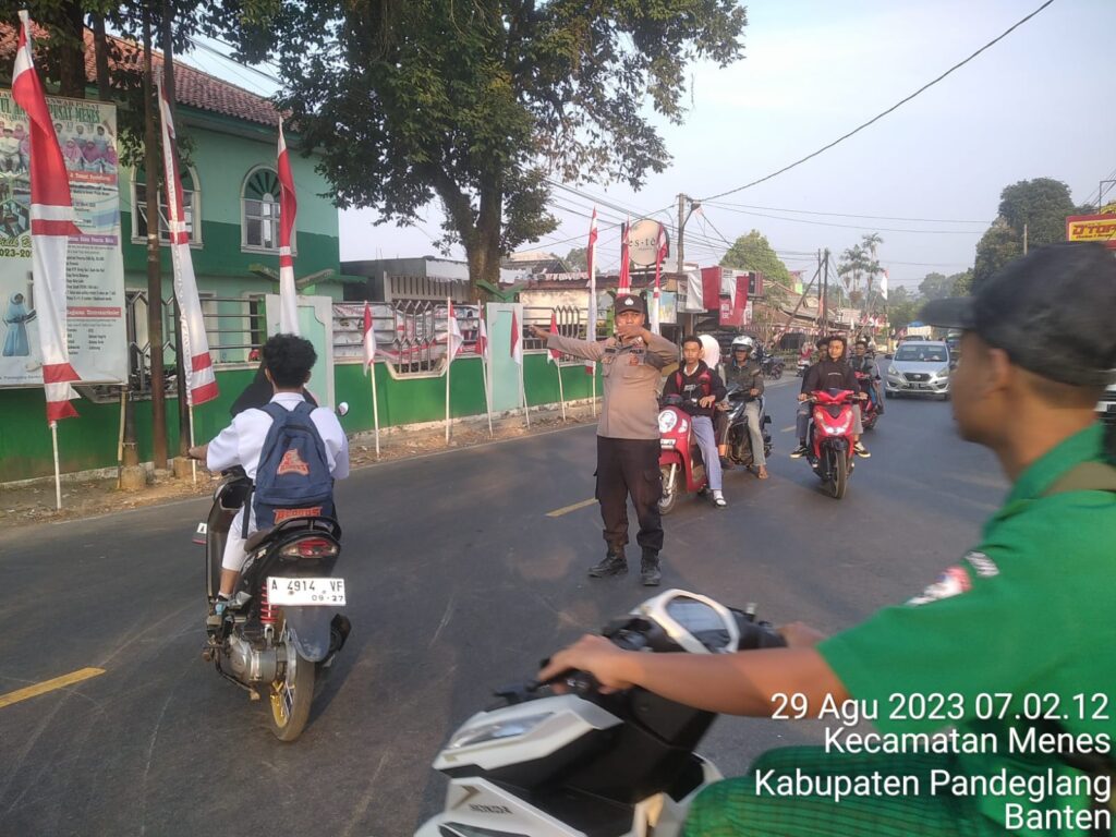 Panit Binmas Polsek Menes Tertibkan Lalulintas di Pertigaan Cimanying 1 WhatsApp Image 2023 08 29 at 09.06.20