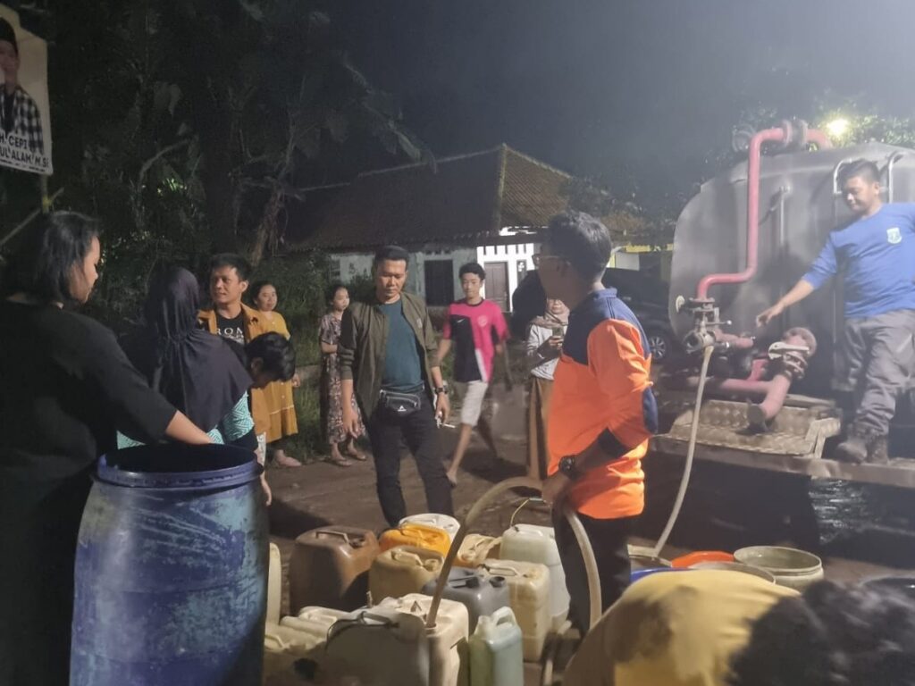 Polres Pandeglang Kembali Beri Bantuan Air Bersih Melalui Satgas Kampung Bebas Narkoba 6 WhatsApp Image 2023 08 29 at 10.26.46