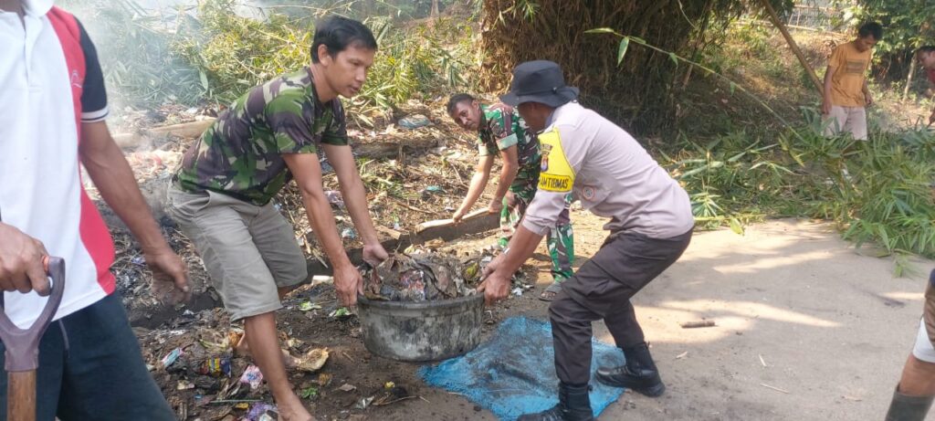 Polsek Carita dan Warga Bersihkan Sampah Plastik di Saluran Parit 4 WhatsApp Image 2023 08 29 at 10.40.24