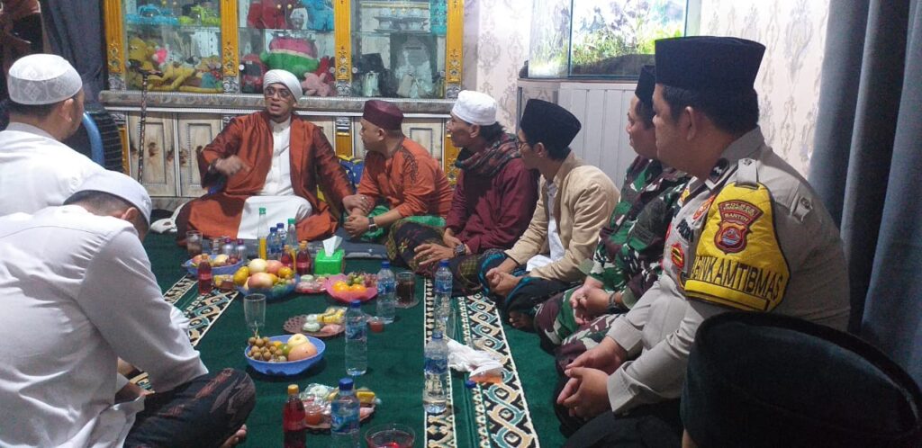 Bhabinkamtibmas Polsek Pandeglang Hadir dalam Peringatan PHBI Maulid Nabi Muhammad SAW 9 WhatsApp Image 2023 10 04 at 02.36.33