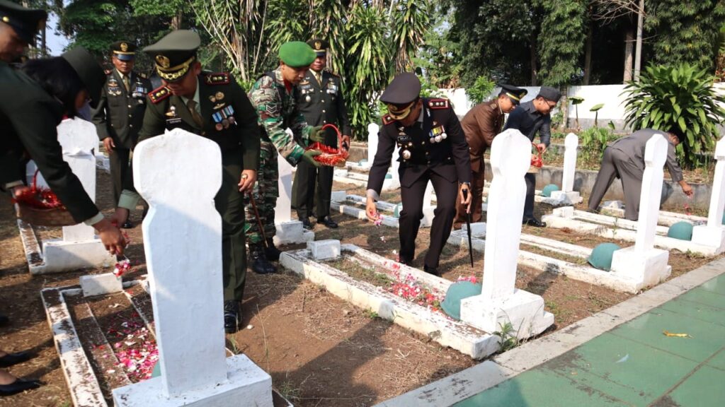 Kapolres Pandeglang Ikut Serta dalam Upacara Ziarah Nasional dan Tabur Bunga Merayakan HUT TNI ke-78 3 WhatsApp Image 2023 10 04 at 08.29.48