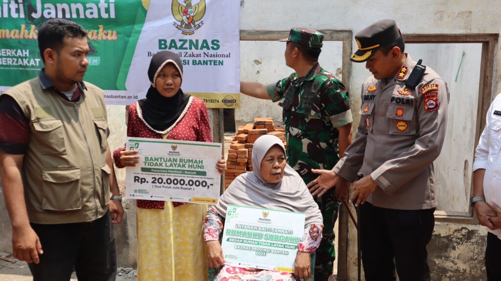 Kapolres Pandeglang Berikan Dukungan Langsung: Kunjungi Keluarga Penerima Program Bedah Rumah 1 WhatsApp Image 2023 10 04 at 11.51.41