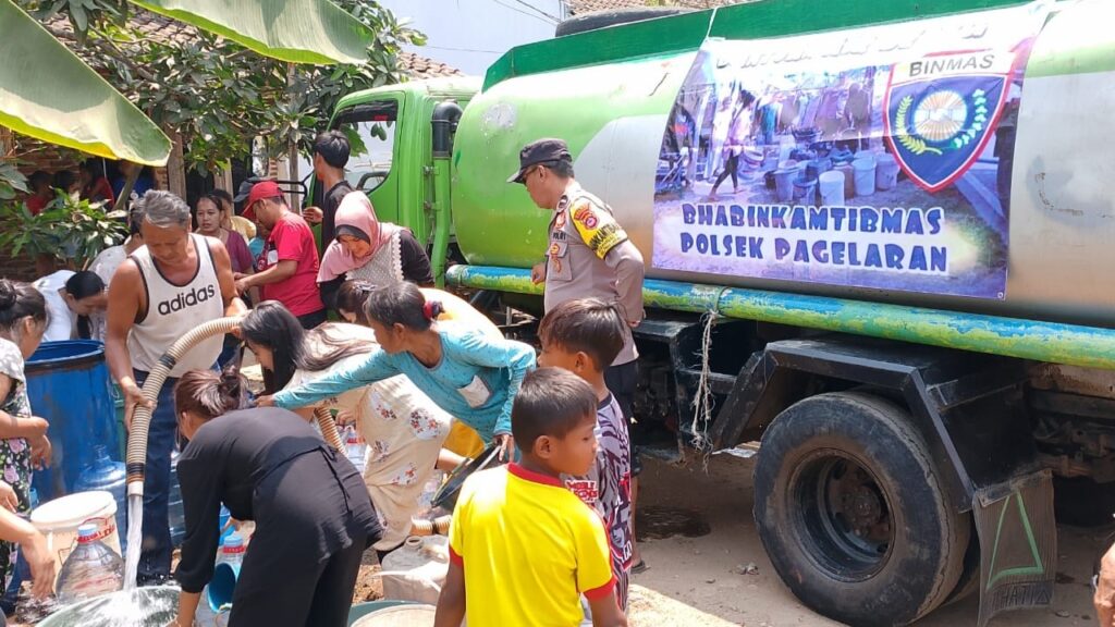 Polsek Pagelaran Memberikan Bantuan Air Bersih untuk Warga di Tengah Kekeringan 2 WhatsApp Image 2023 10 06 at 09.32.41