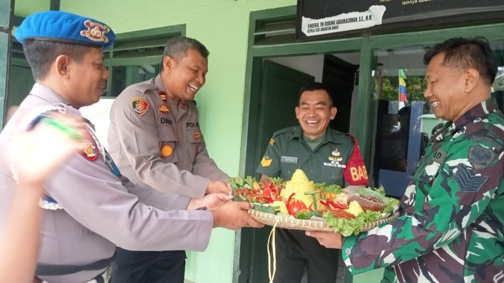 Polsek Pagelaran Peringati HUT TNI ke-78 dengan Kunjungan ke Koramil Pagelaran 3 WhatsApp Image 2023 10 06 at 09.36.14
