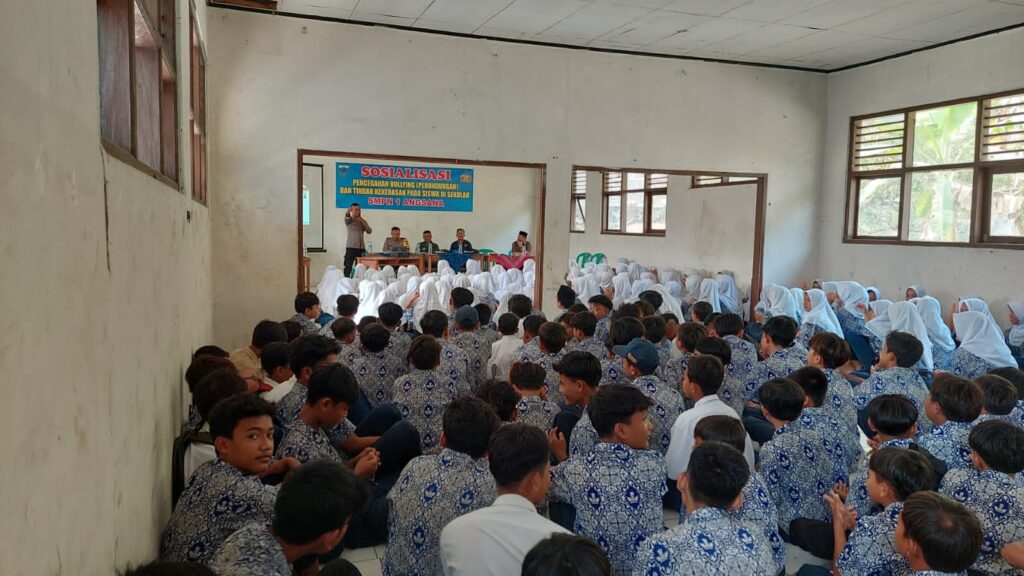 Cegah Perundungan di Sekolah, Bhabinkamtibmas Polsek Angsana Berikan Sosialisasi Pencegahan Bullying 2 WhatsApp Image 2023 10 12 at 19.09.10