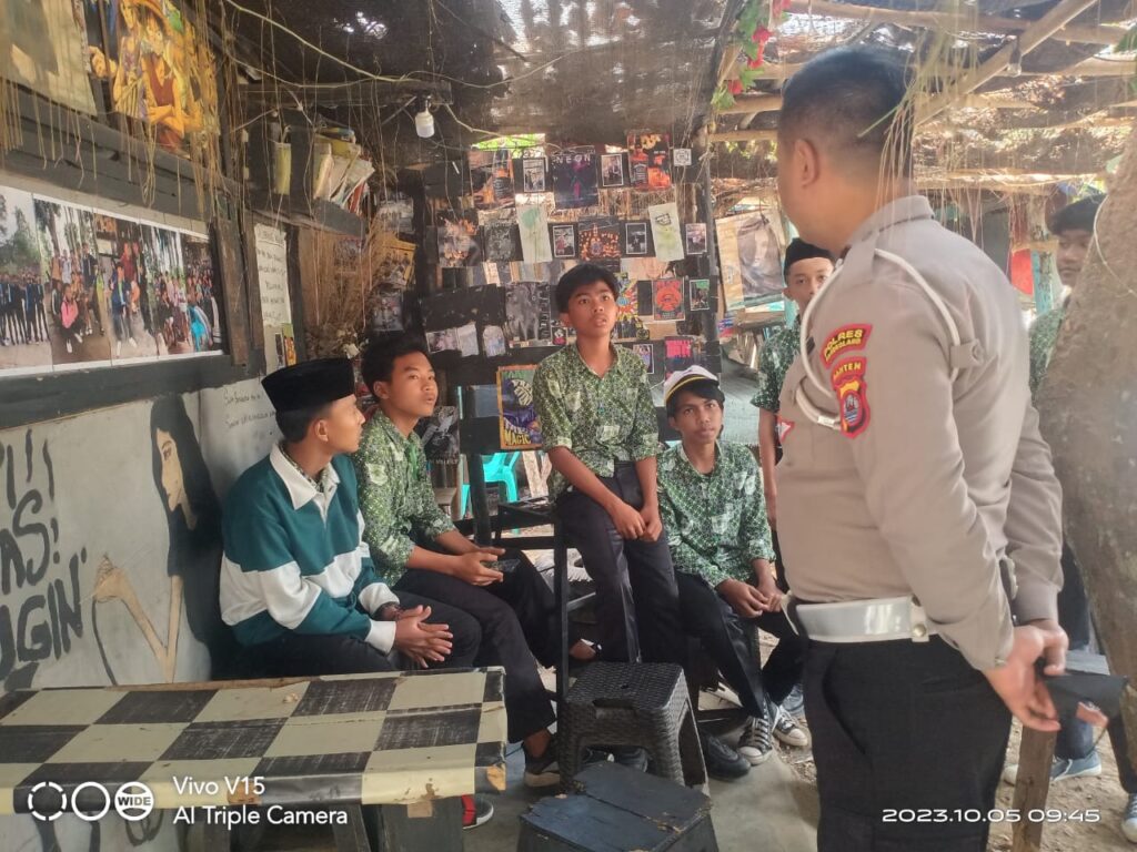 Polsek Menes Melaksanakan Sambang dan Patroli Wilayah untuk Menciptakan Situasi Kamtibmas yang Aman dan Kondusif 1 WhatsApp Image 2023 10 13 at 14.10.19