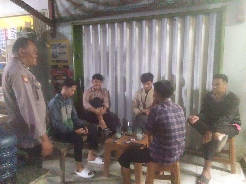 Polsek Menes Melaksanakan Himbauan Kamtibmas kepada Para Pemuda yang Nongkrong 3 WhatsApp Image 2023 10 13 at 14.13.35