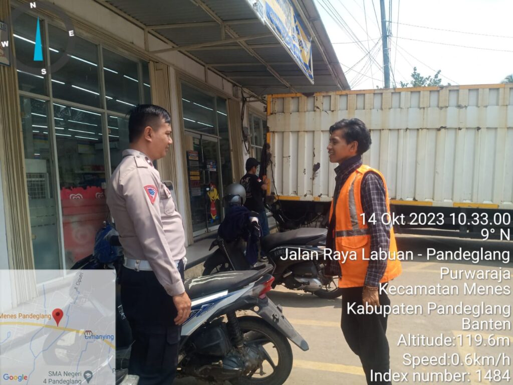 Polsek Menes Himbau Petugas Parkir di Indomart Menjaga Keamanan 4 WhatsApp Image 2023 10 14 at 11.20.19