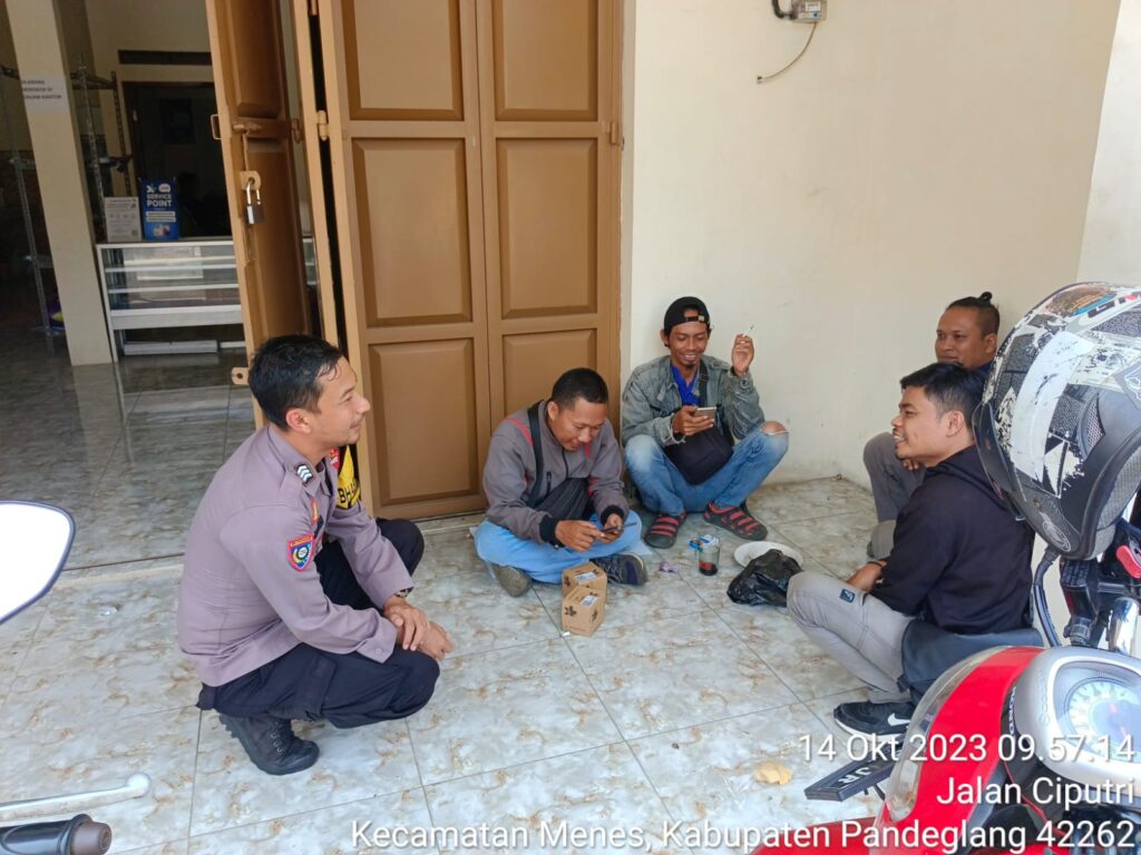 Bhabinkamtibmas Polsek Menes Bersama Warga Tingkatkan Keamanan dan Ketertiban di Wilayah 6 WhatsApp Image 2023 10 14 at 11.23.04