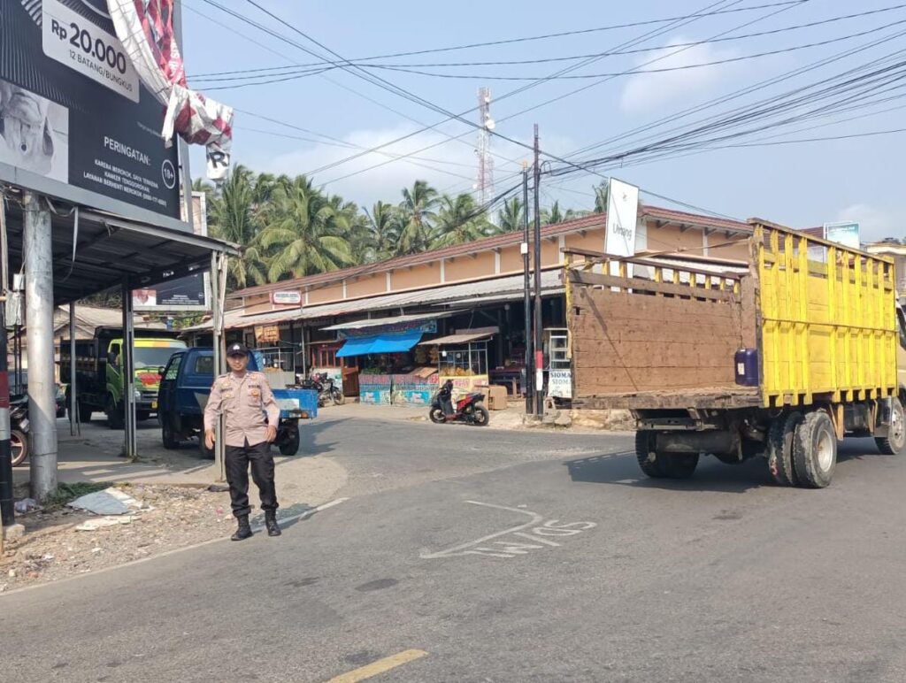 Polsek Cibaliung Lakukan Strong Point Pengaturan Lalu Lintas Jelang Akhir Pekan 3 WhatsApp Image 2023 10 14 at 20.49.14