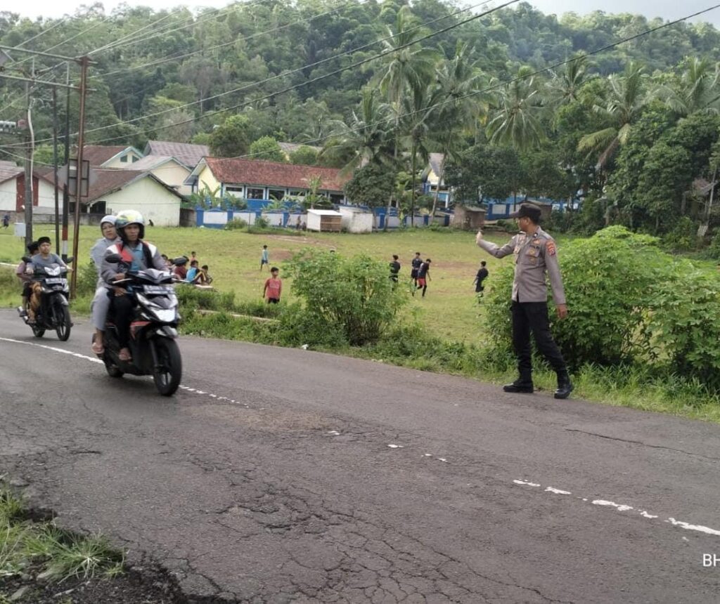 Polsek Pulosari Terus Berupaya Menciptakan Arus Lalu Lintas yang Lancar 7 WhatsApp Image 2023 10 15 at 09.38.00