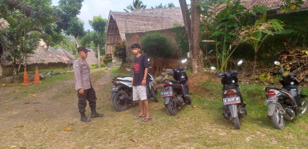 Polsek Cimanggu Gelar Pengamanan Tempat Wisata Kolam Renang Saung Kiray dan Waterpark Ujungkulon 2 WhatsApp Image 2023 10 16 at 11.16.54