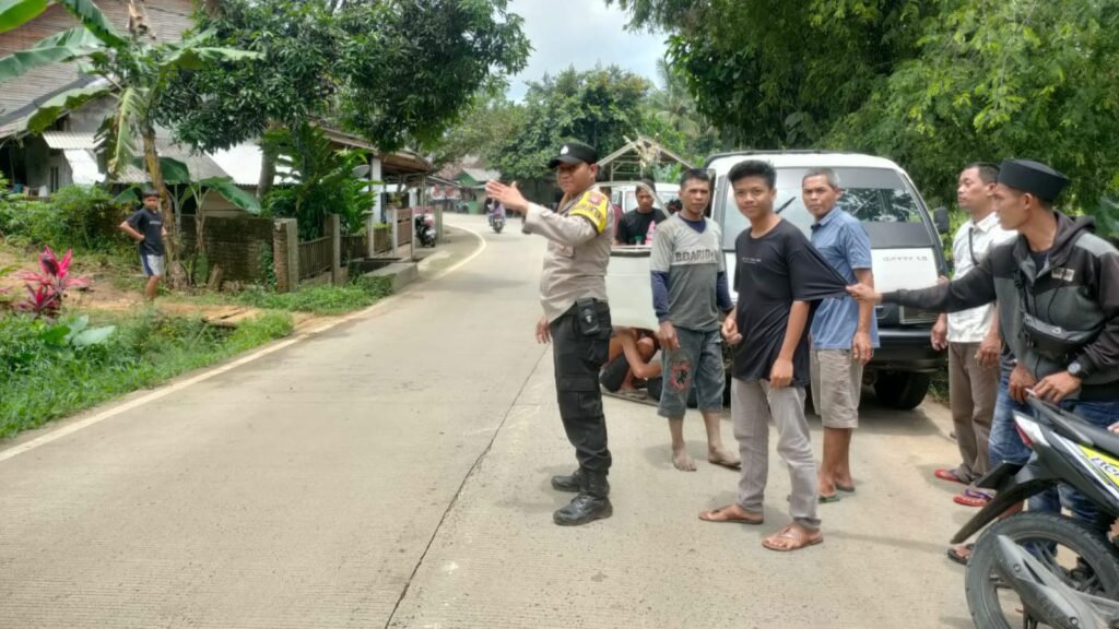 Polsek Munjul Gelar Pengaturan Lalu Lintas untuk Keamanan dan Kelancaran 3 WhatsApp Image 2023 10 16 at 11.20.12