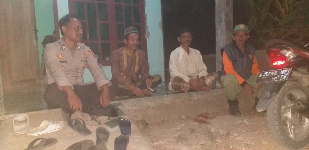 Polsek Pulosari Melakukan Patroli Malam untuk Cegah Tindak Kejahatan 1 WhatsApp Image 2023 10 18 at 09.56.58