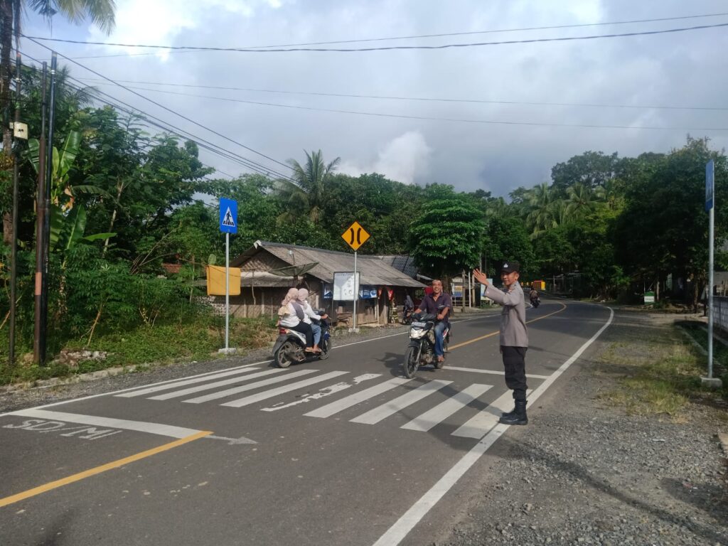 Strong Point Gatur Lalulintas Polsek Sumur untuk Keamanan dan Kelancaran Arus Lalu Lintas 7 WhatsApp Image 2023 10 18 at 10.29.01