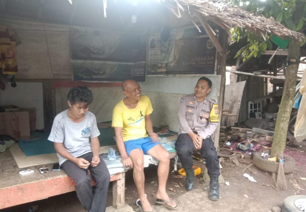 Bhabinkamtibmas Polsek Cikedal Bertemu dengan Tokoh Pemuda dalam Upaya Pemberian Pemahaman Hukum 8 WhatsApp Image 2023 10 18 at 10.30.58