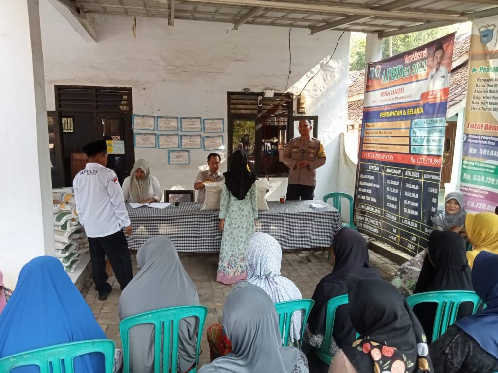 Bhabinkamtibmas Polsek Cikedal Monitor Penyaluran Bantuan Cadangan Beras Pemerintah Tahap 2 Tahun 2023 di Desa Dahu 10 WhatsApp Image 2023 10 18 at 10.39.54