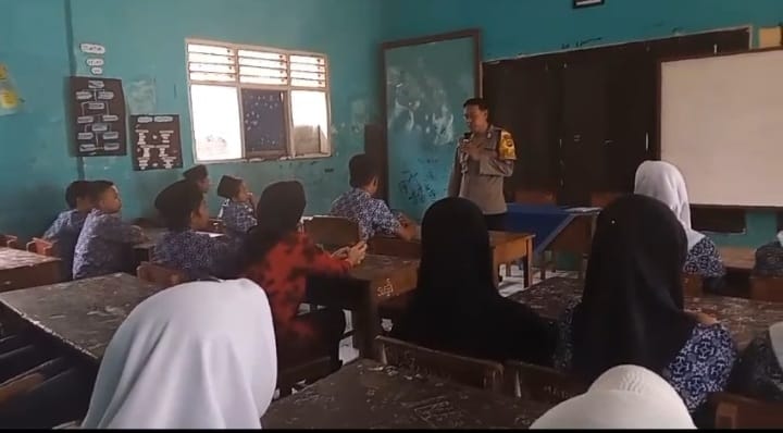 Bhabinkamtibmas Polsek Pandeglang Sosialisasi Pencegahan Bullying dan Kenakalan Remaja di MTS Cikondang 8 WhatsApp Image 2023 10 18 at 19.33.33