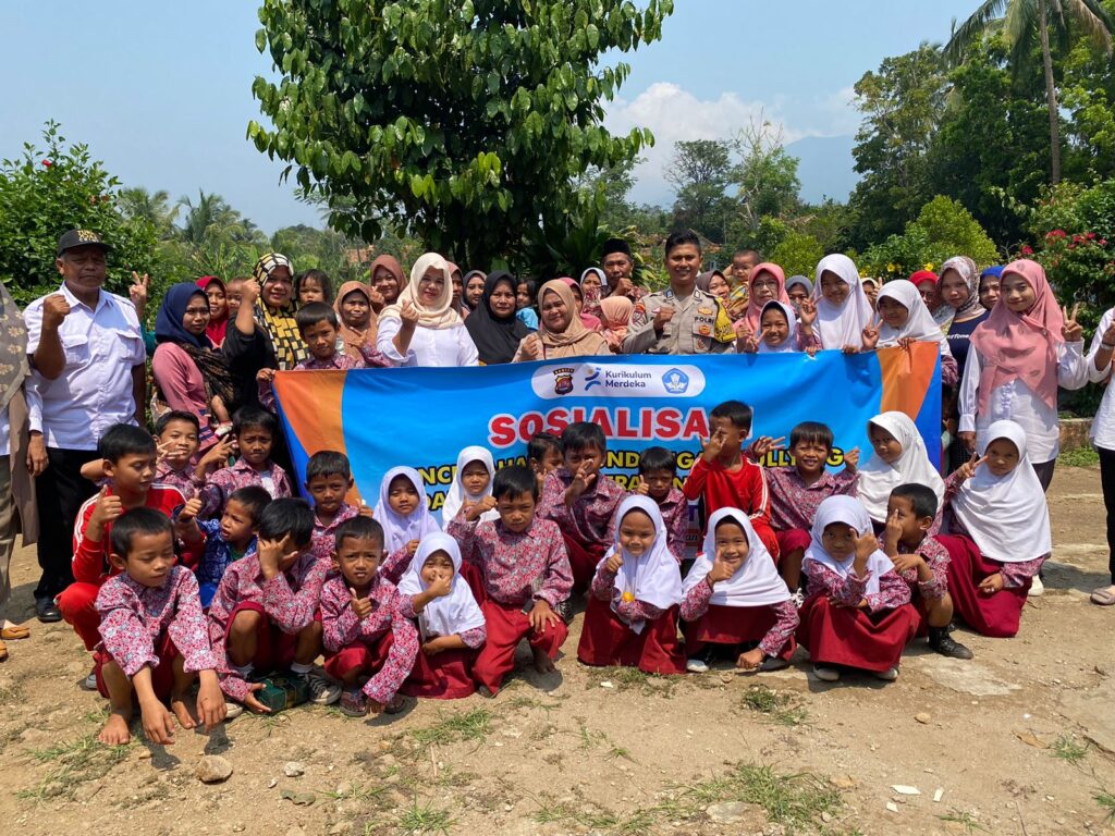 Bhabinkamtibmas Polsek Pandeglang Sosialisasikan Pencegahan Bullying dan Kenakalan Remaja di SDN 5 Karaton 9 WhatsApp Image 2023 10 18 at 19.35.45