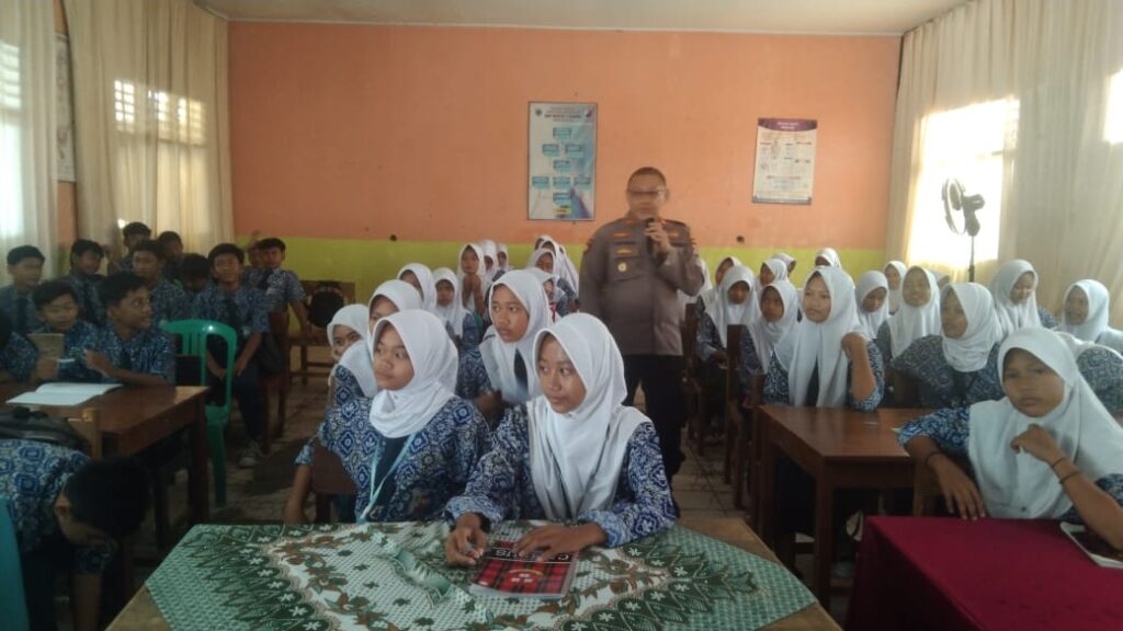 Cegah Perundungan di Sekolah, Kapolsek panimbang Laksanakan Sosialisasi di SMPN 1 Sobang 4 WhatsApp Image 2023 10 19 at 19.19.23