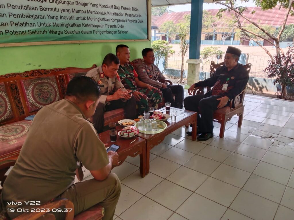 Sambangi Kepala Sekolah, Ini yang Disampaikan Kapolsek Angsana Agar Tidak Terjadi Perundangan di Sekolah 5 WhatsApp Image 2023 10 19 at 19.21.00