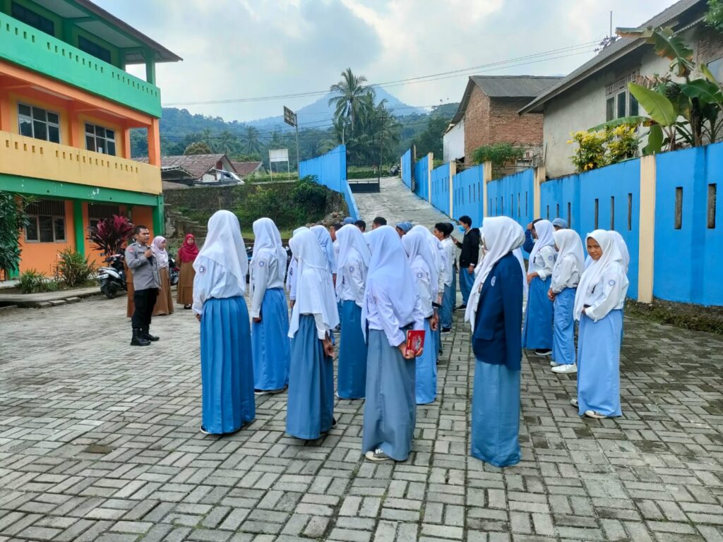 Polsek Pulosari Sosialisasi Pencegahan Perundungan di SMK NEGERI 10 Pandeglang 2 WhatsApp Image 2023 10 20 at 13.26.44