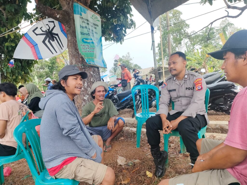 Bhabinkamtibmas Polsek Pulosari Lakukan Silaturahmi dengan Warga Sukaraja 7 WhatsApp Image 2023 10 22 at 11.47.59