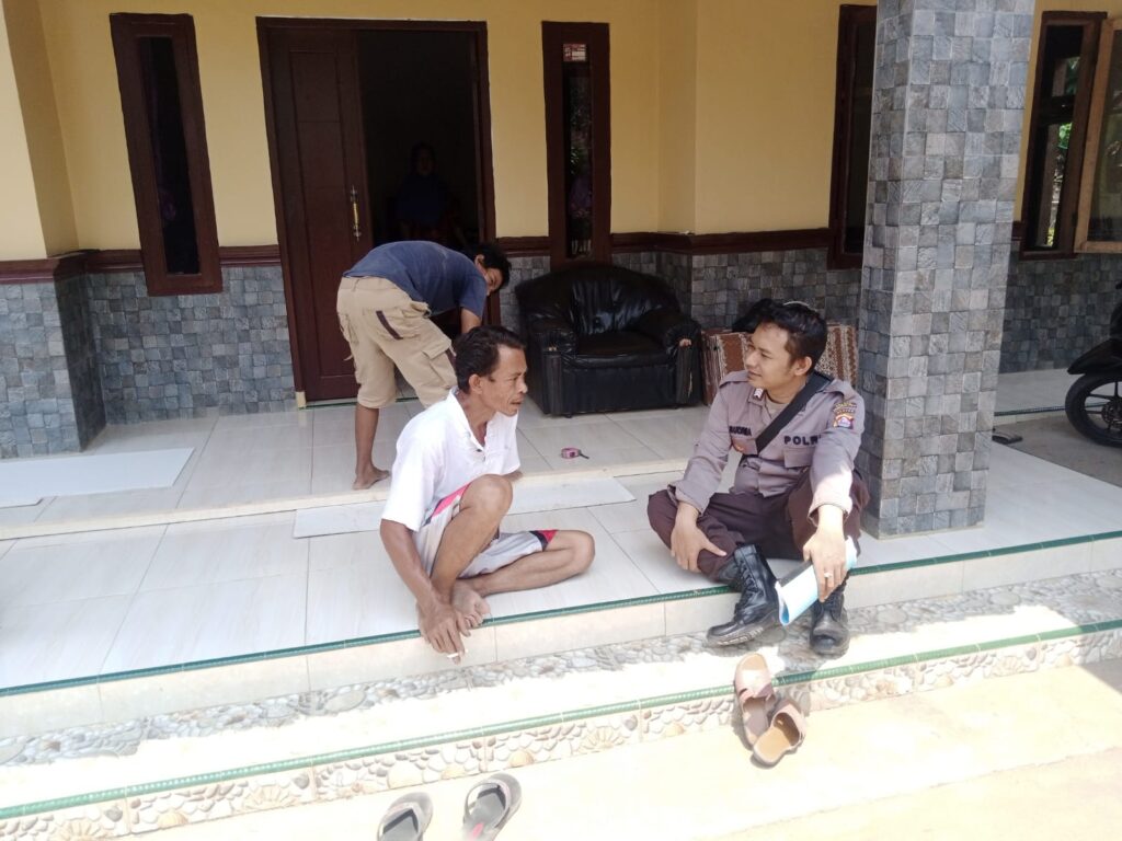 Bhabinkamtibmas Polsek Cikedal Melaksanakan Giat Sambang 5 WhatsApp Image 2023 10 22 at 11.51.48