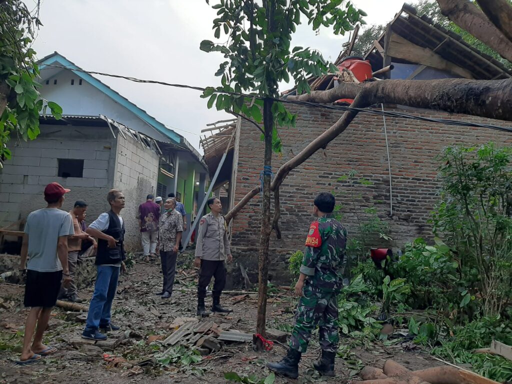 Polsek Pandeglang dan Koramil Segera Bertindak Saat Rumah Warga Tertimpa Pohon Tumbang Akibat Cuaca Buruk 10 WhatsApp Image 2023 10 27 at 11.41.26