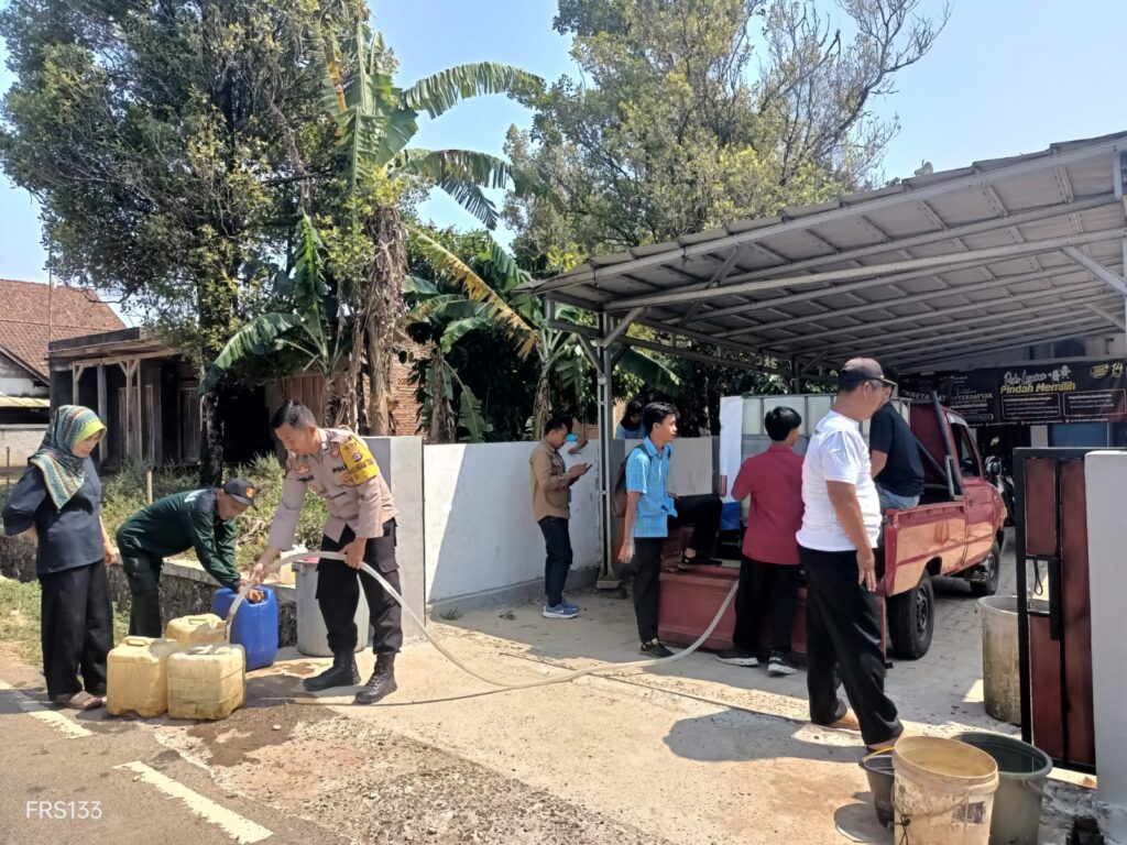 Bhabinkamtibmas Polsek Cibaliung Salurkan Bantuan Air Bersih Kepada Warga 9 WhatsApp Image 2023 10 27 at 13.44.39
