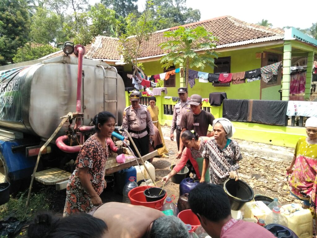 Polsek Carita Salurkan Bantuan Air Bersih kepada Warga Desa Tembong 2 WhatsApp Image 2023 10 27 at 15.49.37