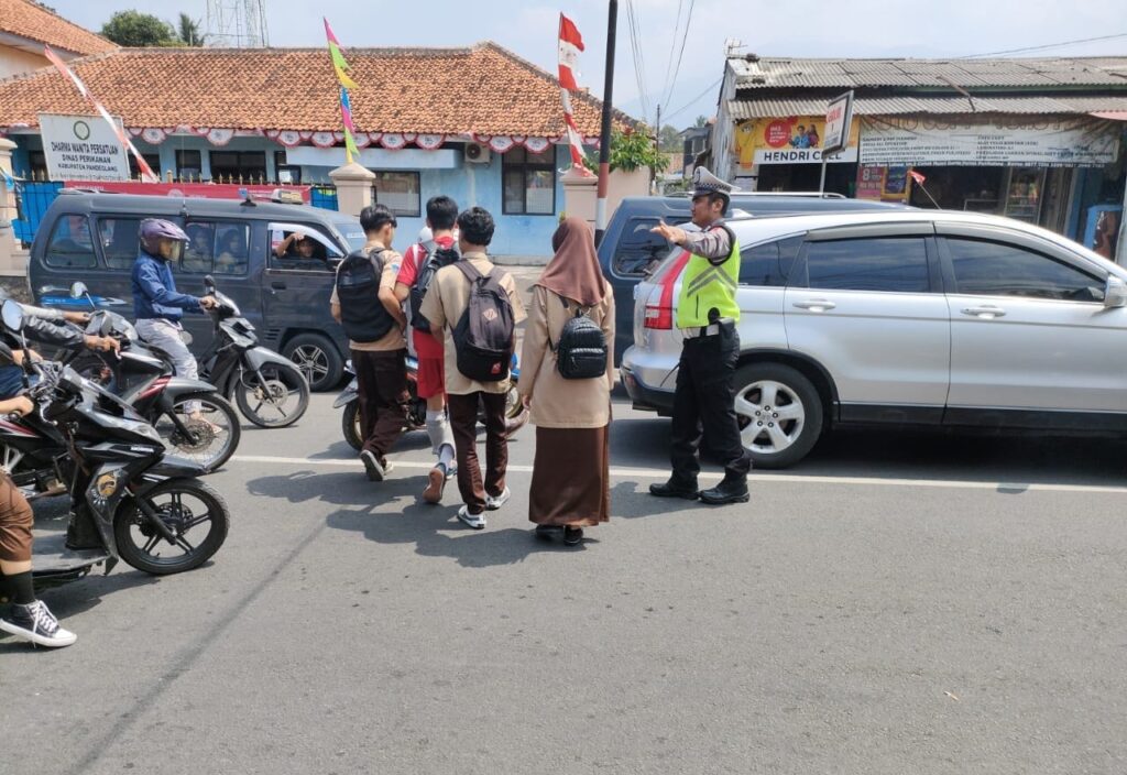 Polsek Pandeglang Amanahkan Arus Lalu Lintas di Dekat Mako Polsek 5 WhatsApp Image 2023 10 27 at 16.00.41