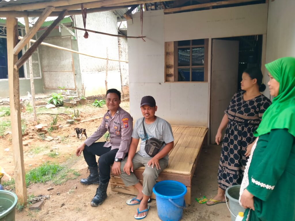 Sambangi Warga Dengan Door to door Sistem (DDS), Bhabinkamtibmas Polsek Angsana Berikan Pesan Kamtibmas 9 WhatsApp Image 2023 10 28 at 15.47.18