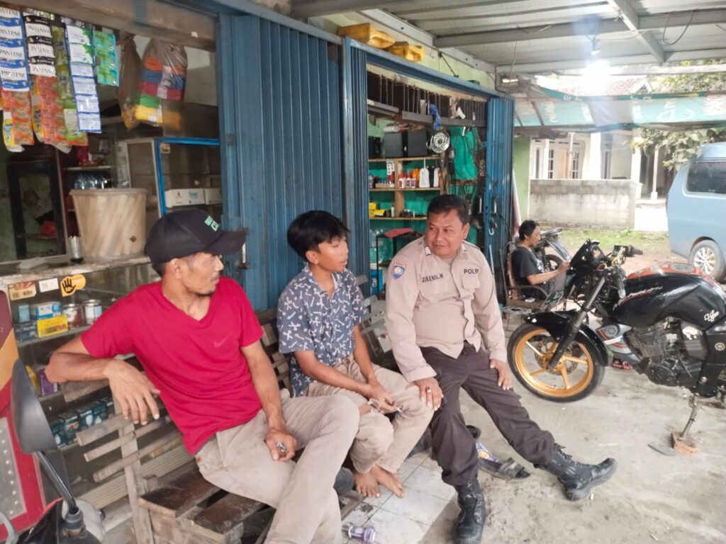 Polsek Saketi Bhabinkamtibmas Desa Cisata Melakukan Sambang DDS ke Warga Masyarakat 10 WhatsApp Image 2023 10 28 at 15.48.39