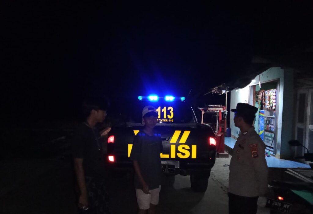 Polsek Cikedal Melaksanakan Patroli Blue Light Malam untuk Keamanan dan Ketertiban Masyarakat 1 WhatsApp Image 2023 10 29 at 07.28.13