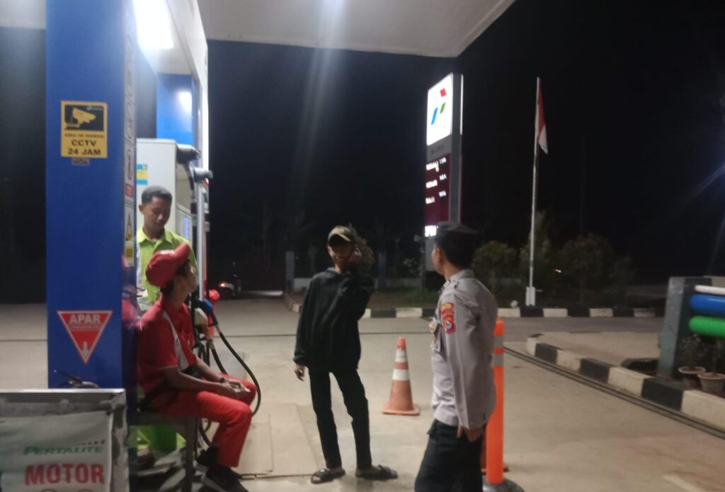 Patroli Polsek Cikedal: Cegah Gangguan Kamtibmas dan Pantau Stok BBM di SPBU 2 WhatsApp Image 2023 10 29 at 07.47.40