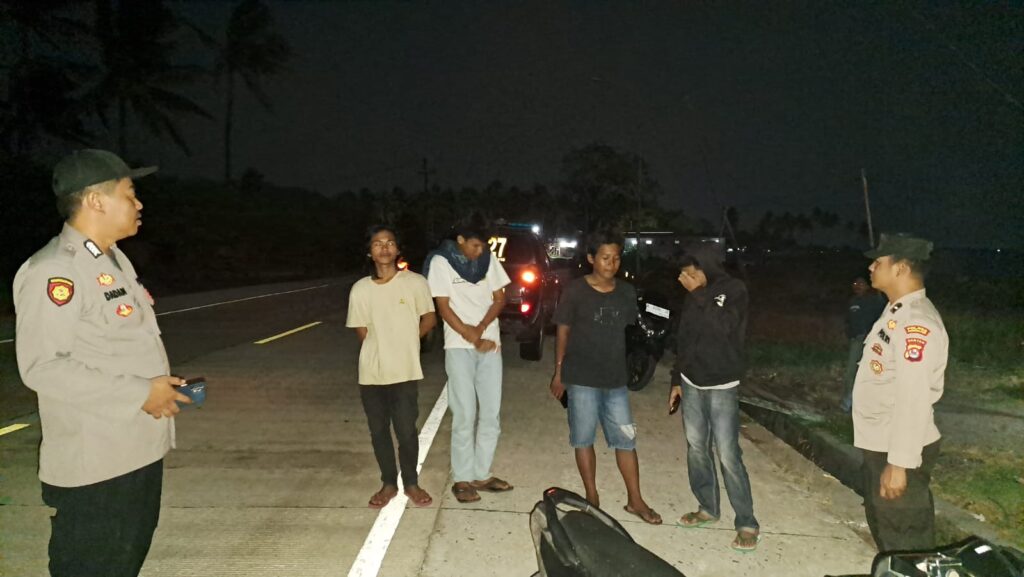 Polsek Sumur: Antisipasi Kenakalan Remaja dengan Patroli Rutin 3 WhatsApp Image 2023 10 29 at 07.58.35