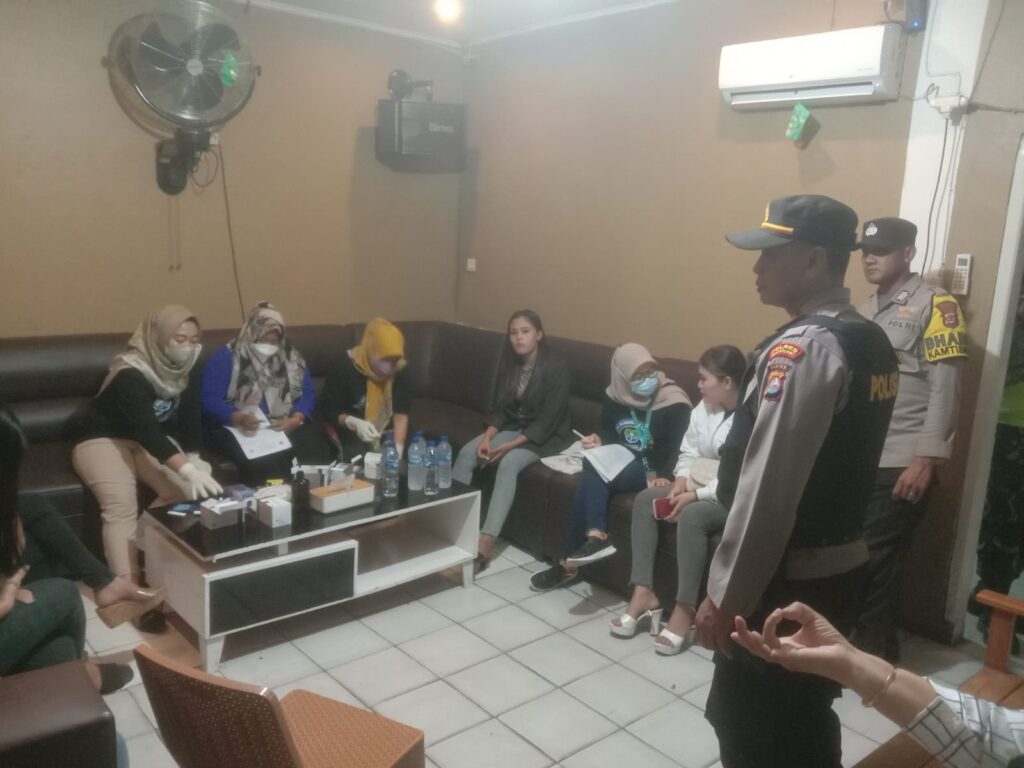 Polsek Carita dan Puskesmas UPT Carita Bersinergi Gelar Patroli Gabungan Mobile VCT 4 WhatsApp Image 2023 10 29 at 08.14.38