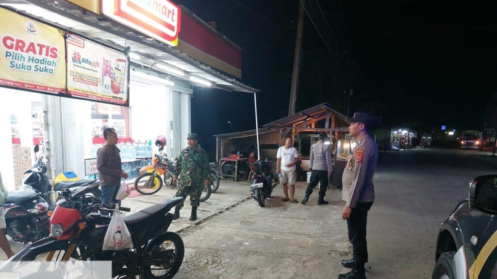 Polsek Cikeusik dan Koramil Cikeusik Gelar Patroli Bersama untuk Meningkatkan Kamtibmas 5 WhatsApp Image 2023 10 29 at 08.20.39