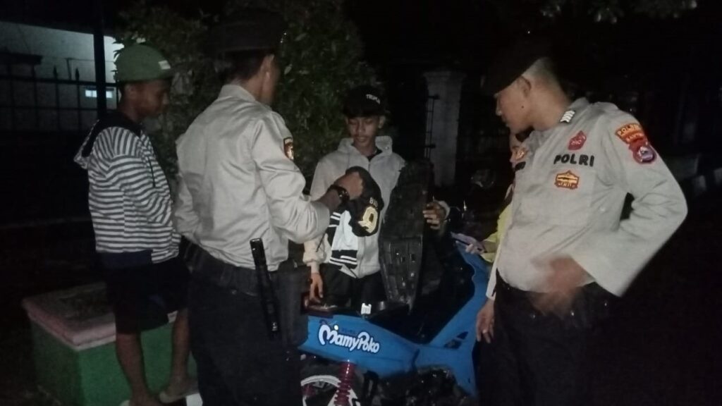 Patroli Stasioner Sat Samapta Polres Pandeglang untuk Cegah Kejahatan Jalanan dan Kenakalan Remaja 6 WhatsApp Image 2023 10 29 at 08.35.04