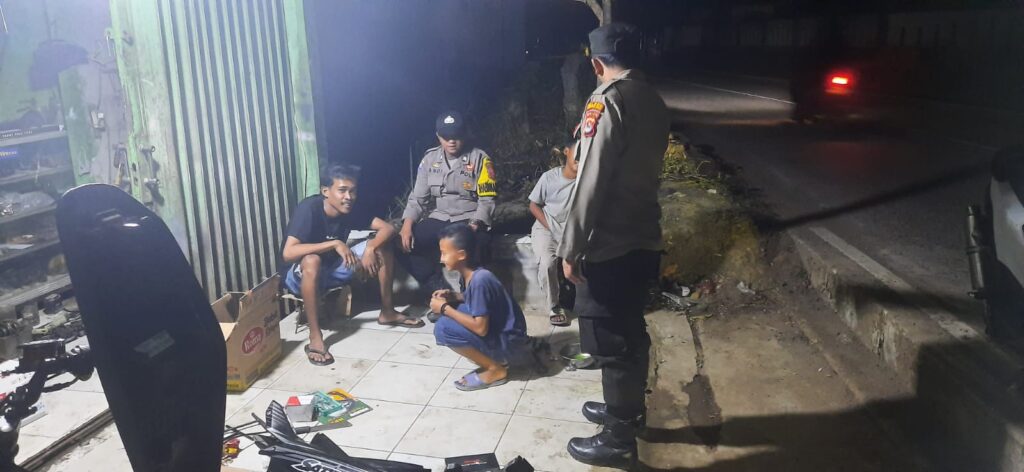 Patroli Dialogis Polsek Picung: Antisipasi Tindakan Kejahatan di Bengkel Motor 7 WhatsApp Image 2023 10 29 at 08.44.35