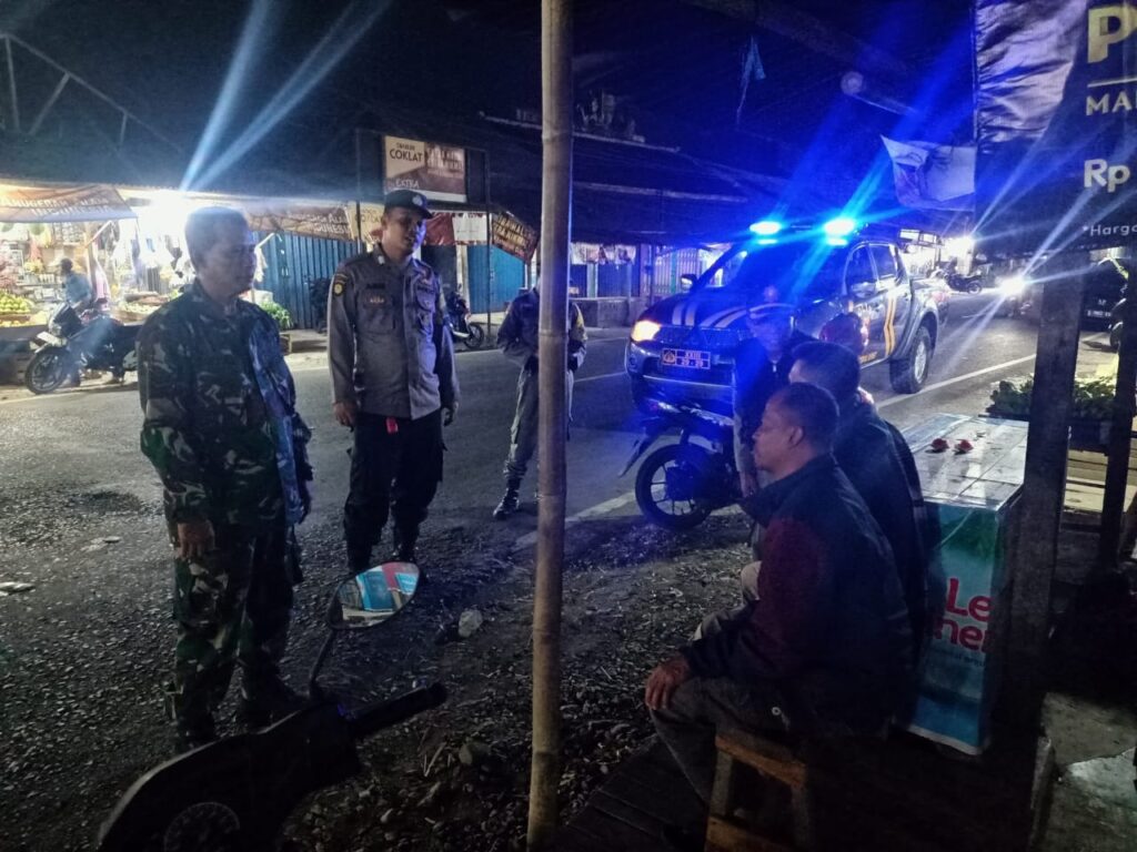 Patroli Gabungan Polsek Cibaliung: Memastikan Keamanan Wilayah di Malam Akhir Pekan 8 WhatsApp Image 2023 10 29 at 08.49.41