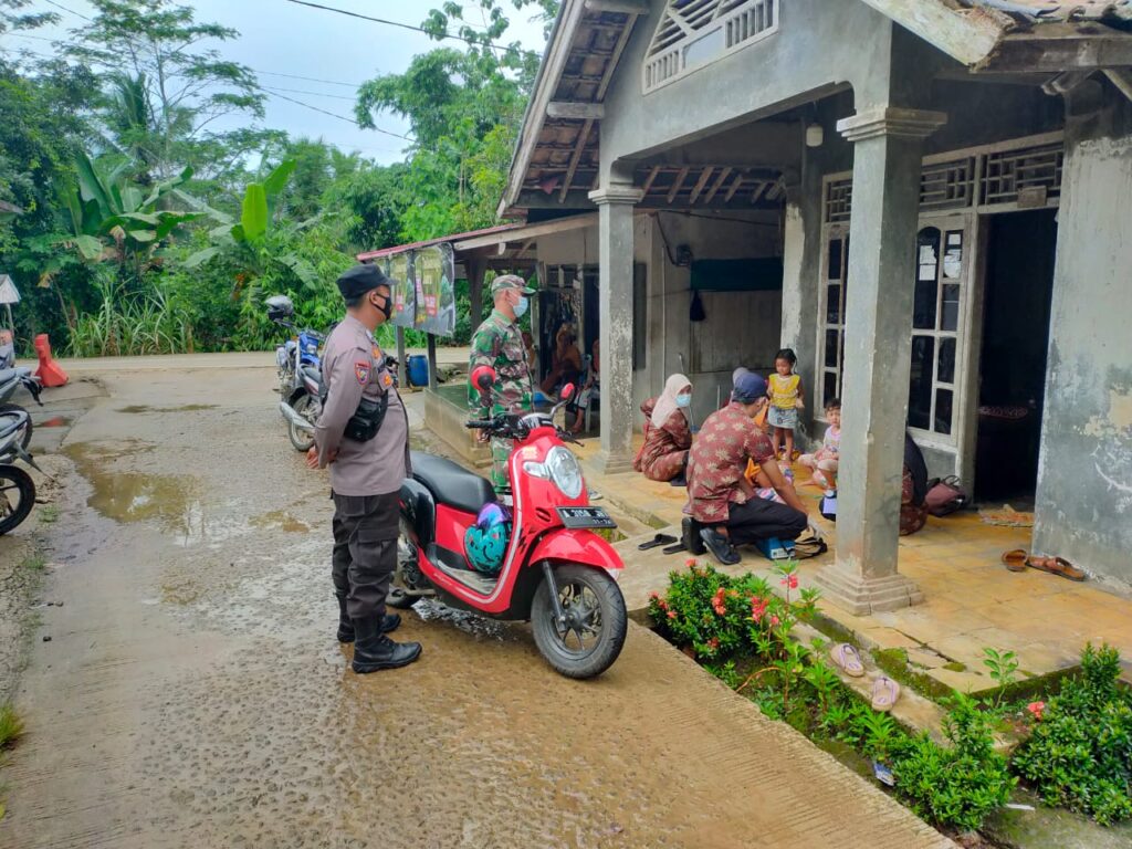 Bhabinkamtibmas Polsek Munjul Terus Dekatkan Diri dengan Warga melalui Patroli Dialogis 1 WhatsApp Image 2023 10 29 at 16.36.57