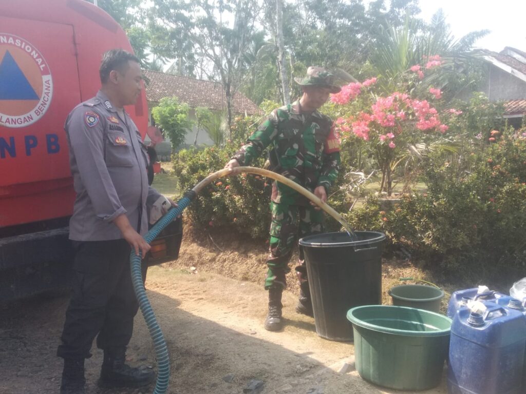 Bhabinkamtibmas Polsek Panimbang Salurkan Bantuan Air Bersih bagi Warga Terdampak Kekeringan 2 WhatsApp Image 2023 10 29 at 16.44.59