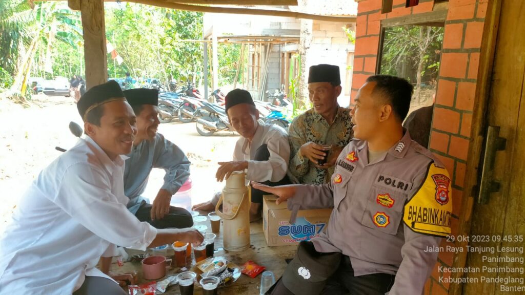 Polsek Panimbang Sambangi Warga untuk Sampaikan Pesan Kamtibmas 3 WhatsApp Image 2023 10 29 at 16.52.01