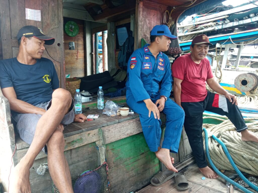 Polair Polres Pandeglang Himbau Nelayan untuk Jaga Keselamatan Saat Melaut 5 WhatsApp Image 2023 10 29 at 17.05.17